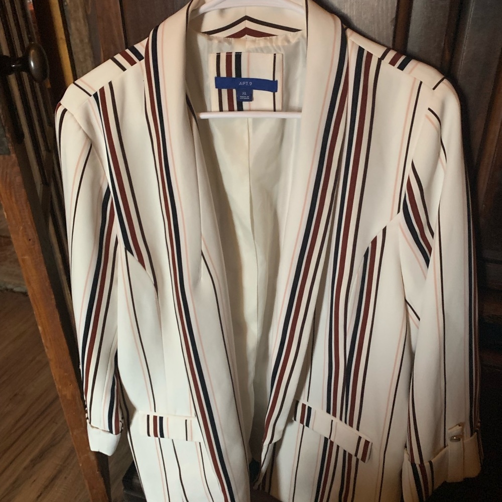 White Apt 9 blazer size XL